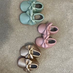 Metallic pink 3-6 months, gold 3-6months and mint 6-12months. Moccasin booties